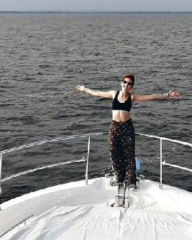 What is the make and model of this yacht?