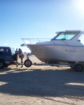 1989 pajero pulling 7.5m ali boat out of water