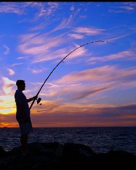 Fishing Cottesloe groine hooked up to something BIG!