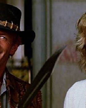 crocodile-dundee-thats-not-a-knife-scene-paul-hogan-linda-kozlowski-muggers