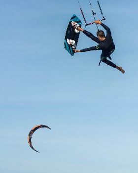 Kitesurfing