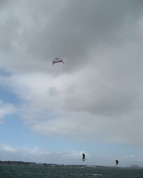 Damo Kitelooping 9m in 30+ knots 