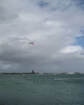 Damo Kitelooping 9m in 30+ knots 