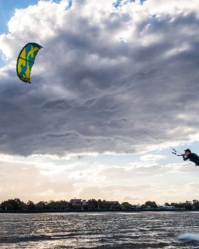 When Joris Miedema from Netherland comes the other side of the world for a kite session in Brisbane.