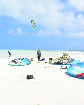 Moon Tours - PNG KITE TRIP