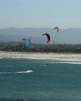 Synchronised kitesurfing