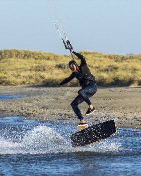 Kitesurfing
