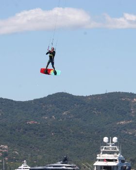 Kitesurfing