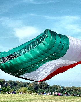 1200px-Worlds Largest Kite - Aloft - Taken in 2004 (1)
