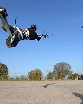 Peter Muller kitelooping Flysurfer Pulse2 with snakeboard