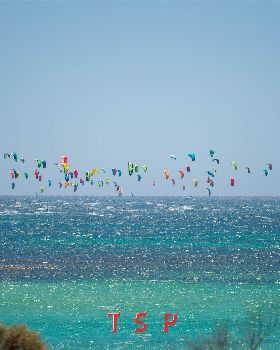 Kitesurfers heading out to 1st turn marker