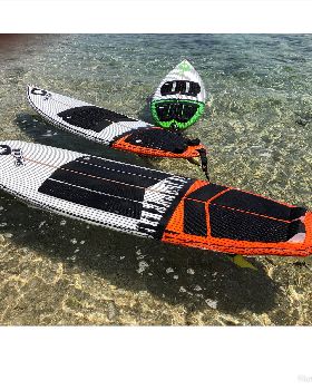 Kitesurfing