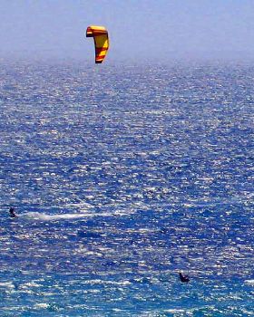 Kiters and windsufers can play well together!