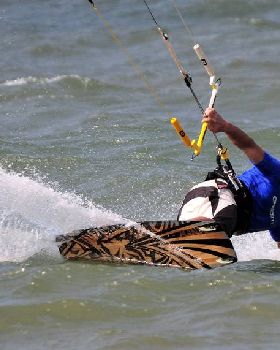 TB Kiteboarding.. Mana carves nicely upwind..