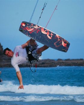 Gerry kitesurfing at Warilla Beach 27/11/08