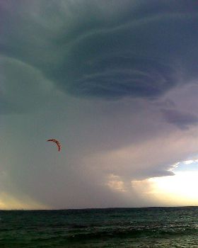 Do kite lines conduct?