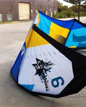 Kitesurfing