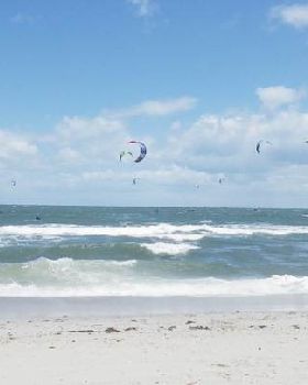 Kite racing at Hampton in 30+ knots