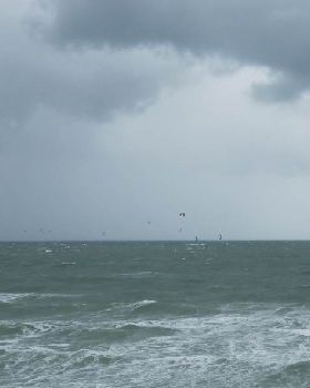 Kite racing at Hampton in 30+ knots
