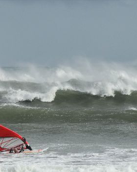 Kitesurfing
