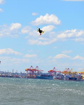 Kitesurfing