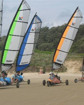 Sunday practice, 16 karts, very little room