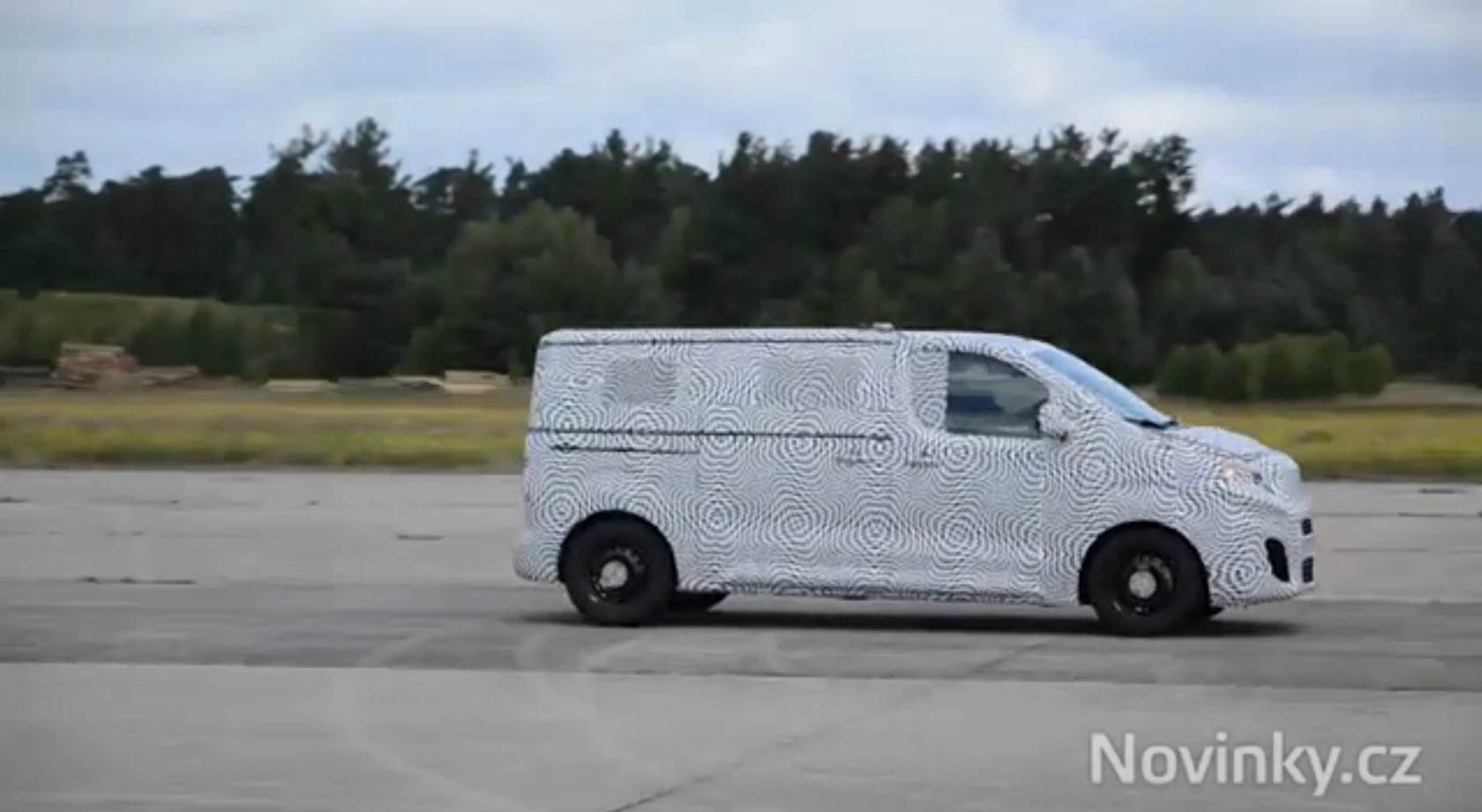 skoda-van-spied-during-testing-its-based-on-the-new-volkswagen-transporter-t6-photo-gallery 6