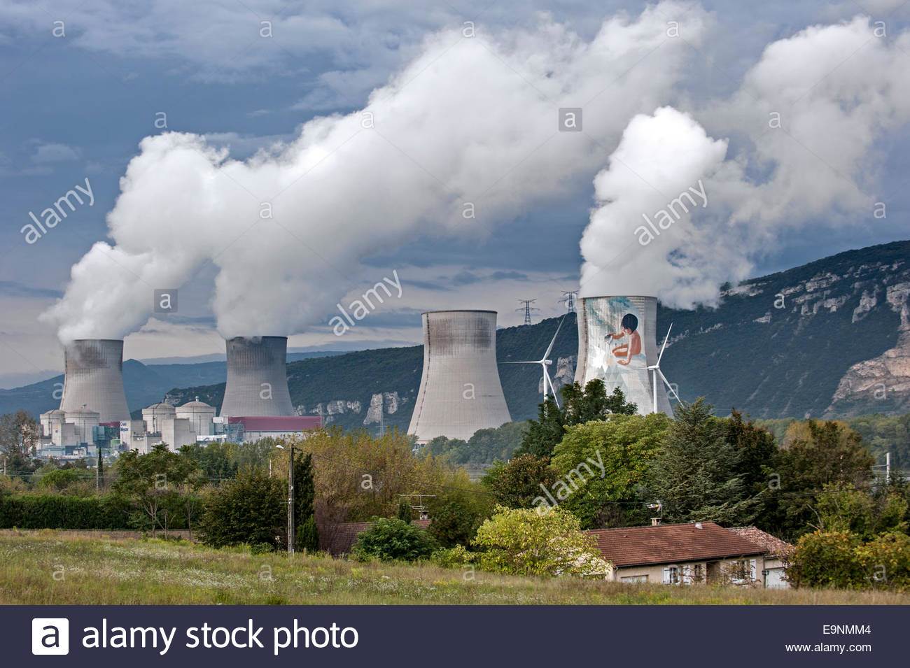 cooling-towers-of-the-cruas-nuclear-power-station-centrale-nuclaire-E9NMM4