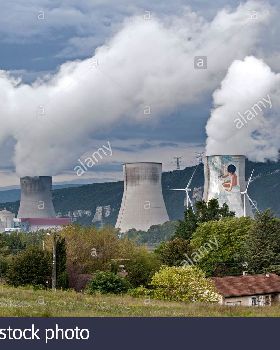 cooling-towers-of-the-cruas-nuclear-power-station-centrale-nuclaire-E9NMM4