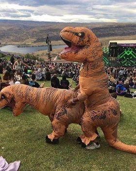 2-dinosaurs-costumes-dancing