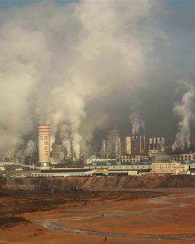 The release of smoke and steam from the Orville Qianyuan chemical plant fills the sky. meitu 3