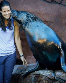 Ana Ivanovic seal kiss