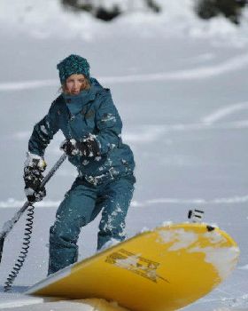 Stand-Up-Paddling-in-the-snow