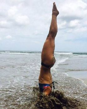 beach-handstand-water-fail