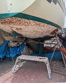 Scraping antifoul from hull