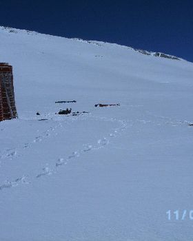 COOTAPATAMBA HUT AND KITES IN BACKGROUND