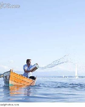 throwing buckets of water ot ouf boat 25sb0003rf