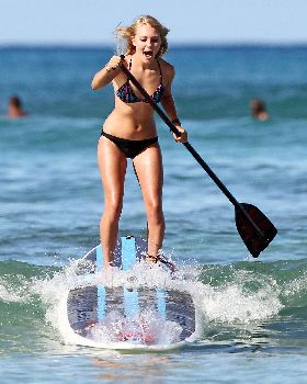 AnnaSophia-paddle-surfing-in-Hawaii-Jul-4-annasophia-robb-23441607-1547-2000