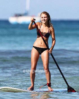 AnnaSophia-paddle-surfing-in-Hawaii-Jul-4-annasophia-robb-23441613-1756-2000