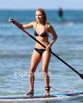 AnnaSophia-paddle-surfing-in-Hawaii-Jul-4-annasophia-robb-23441623-2000-1314