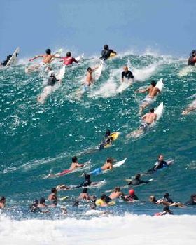 North shore Pipeline surf crowd