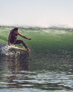 lindsay-steinriede-backside-five-noseride-chris-grant-surf-photo-for-jettygirl