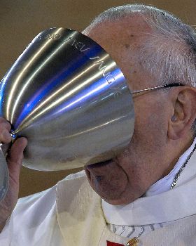 v2-pope-francis-wine