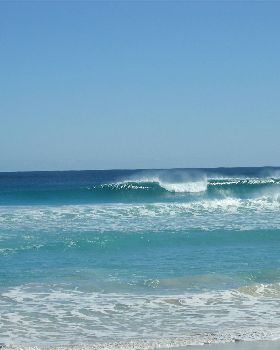 offshore, no one around,love mid week surfs!
