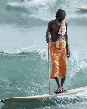 old-man-surfing