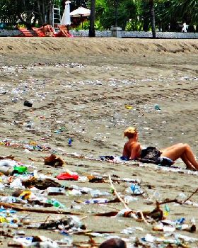Bali-Kuta-Beach-trash-with-girl-1-800x588