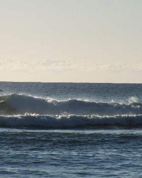 Small surf at Mak