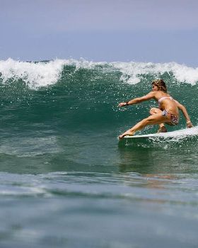 roxy pro biarritz 2011 leah dawson hang five 1000