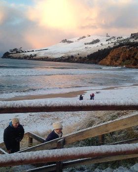 Snow on cliffo