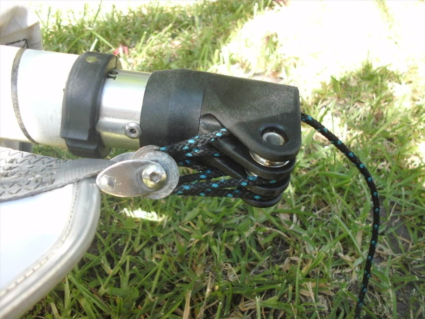 The pulleys are 3cm apart here with mast 440cm setting, so downhaul is 437cm